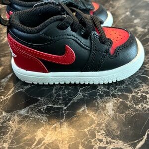 Nike Kids Black and Red Low-Top Sneakers with White Sole